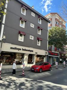 伊斯坦布尔爱慕萨奥特尔马尔特艾文斯公寓的停在大楼前的红色汽车
