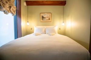 曼彻斯特Luxury Roof Terrace Townhouse的卧室配有一张带两个枕头的大白色床