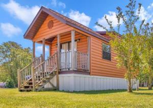 杰克逊维尔Cozy 1BR Cabin in Jacksonville的小木屋设有甲板和草地