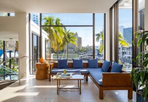 萨拉索塔Hyatt Regency Sarasota的客厅设有蓝色的沙发和大窗户
