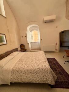 马泰拉洛库斯阿美努斯旅馆的一间卧室设有一张床和一个窗口