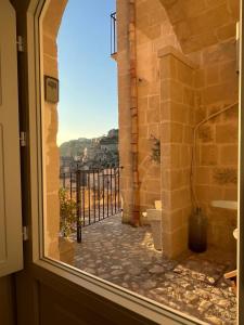 马泰拉洛库斯阿美努斯旅馆的从建筑物的窗户欣赏美景