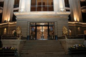 巴库Bey Hotel Baku的前方设有楼梯的大门建筑