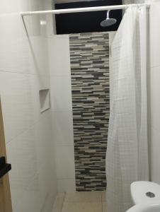 哥伦比亚港Hostal Donde Marle的带淋浴和卫生间的白色浴室