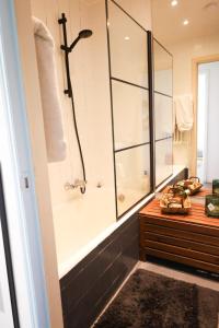 布鲁塞尔Furnished - Bright, Modern apartment in Brussels, 15 minutes walk from the Atomium的浴室配有浴缸、淋浴和水槽