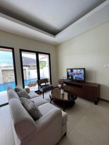 Gadok 1NEW! Luxurious Villa @ Vimala Hills (15 pax)的带沙发和电视的客厅