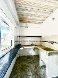 科韦尼亚斯Apartamentos Coveñas的一个带水槽和窗户的空厨房