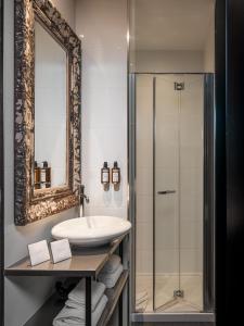 巴黎Grand Hotel Lafayette的一间带水槽和镜子的浴室