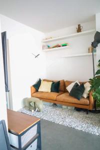 布鲁塞尔Furnished - Bright, Modern apartment in Brussels, 15 minutes walk from the Atomium的客厅配有带枕头的沙发