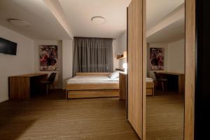 诺伊斯Jade&Jabo - Moderne möblierte Serviced Apartments - Düsseldorf-Neuss的酒店客房,配有床和镜子