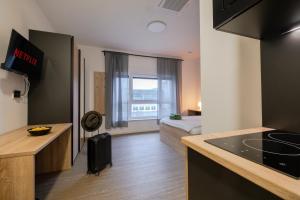 诺伊斯Jade&Jabo - Moderne möblierte Serviced Apartments - Düsseldorf-Neuss的小型公寓 - 带厨房和床