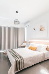 纳弗帕克托斯MAGNOLIA SUITES的白色卧室配有床和椅子
