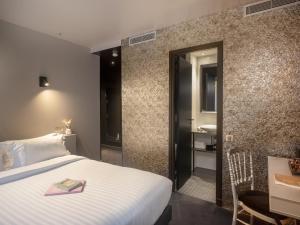 巴黎Grand Hotel Lafayette的一间酒店客房 - 带一张床和一间浴室