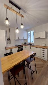 卡斯特利翁-德拉普拉纳Lemon Tree Home的厨房配有木桌、椅子和灯