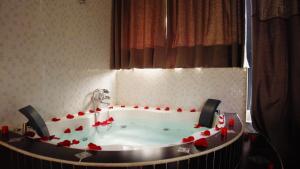 安达韦拉斯HOTEL LAS TERRAZAS INN的浴室里装满红心的浴缸