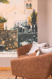 Donji HumacHotel Sveta Ana的客厅配有沙发和墙上的绘画