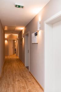Donji HumacHotel Sveta Ana的一间医院房间中一个空的走廊,有天花板