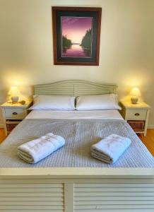 阿普特Le Petit Delphia的一间卧室配有一张床,上面有两条毛巾