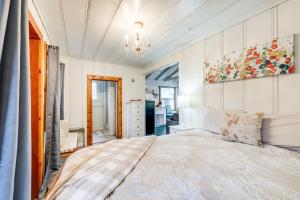 巴斯莱克Serene Bass Lake Cabin Near Shopping and Dining!的一间卧室配有一张大床和一个吊灯。