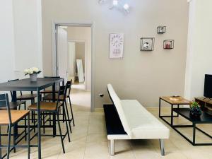 CarmianoTre Balconi - Casa Vacanza Salento的一间带桌椅的用餐室