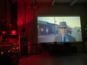 尼古拉耶夫Лофт студия с панорамной террасой的舞台上戴帽子的人的大屏幕