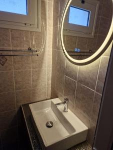 艾斯普罗瓦塔戴尔菲尼公寓式酒店的一间带水槽和镜子的浴室