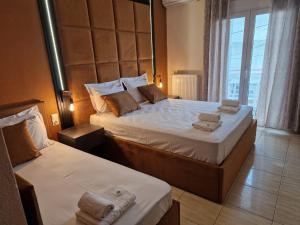 艾斯普罗瓦塔戴尔菲尼公寓式酒店的酒店客房设有两张床和大窗户。