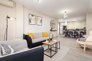 马拉加Nordik Rooms Urban - Segalerva "Geiranger"的客厅配有沙发和桌子