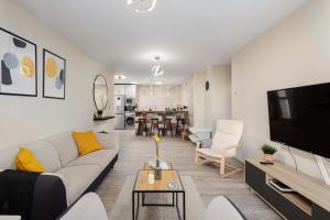 马拉加Nordik Rooms Urban - Segalerva "Geiranger"的带沙发和电视的客厅