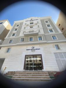 吉达Ocean View Al Zahra的前面有楼梯的大型白色建筑