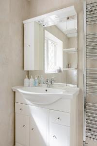 Black NotleyRoss House的白色的浴室设有水槽和镜子
