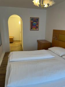 因河畔布劳瑙City Hotel Post 22的一间带两张床的卧室和走廊