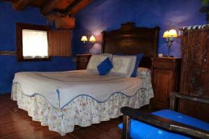 Santa Cruz de Moncayo5 bedrooms house with wifi at Santa Cruz de Moncayo的蓝色客房中一间带床的卧室