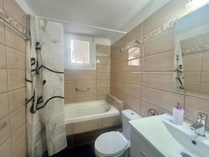 阿特米达AKTIS apartment 3 near airport的浴室配有卫生间、盥洗盆和浴缸。