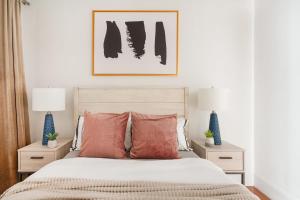 纽约69-4D Trendy Lower East Side 1B BRAND NEW的一间卧室配有带橙色枕头的床