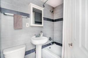纽约69-4D Trendy Lower East Side 1B BRAND NEW的浴室配有盥洗盆、卫生间和浴缸。