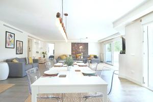 马贝拉5 bedrooms chalet with shared pool and wifi at Marbella的客厅配有白色的桌子和椅子