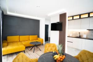 拉克塔希Apartmani Mila的客厅配有黄色的沙发和桌子