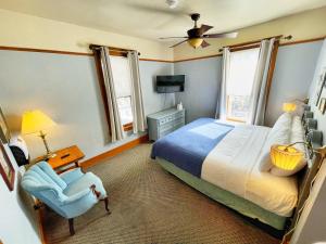 普雷斯科特旺多姆酒店的一间卧室配有一张床、一把椅子和电视。