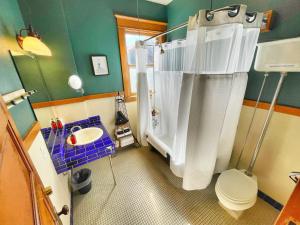 普雷斯科特旺多姆酒店的带淋浴、卫生间和盥洗盆的浴室