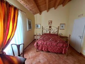 MergoAgriturismo Colle delle Stelle的一间卧室配有一张红色床罩的床