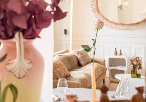 兰斯Rare! Magnifique appartement - Vue Cathédrale的客厅配有沙发和花瓶