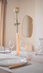 兰斯Rare! Magnifique appartement - Vue Cathédrale的戴眼镜的花瓶中的玫瑰