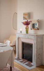 兰斯Rare! Magnifique appartement - Vue Cathédrale的客厅设有壁炉和镜子