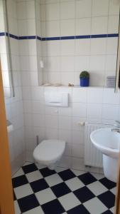 埃姆登Haus Nordsee的一间带卫生间和水槽的浴室