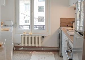 兰斯Rare! Magnifique appartement - Vue Cathédrale的厨房设有窗户和散热器