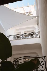 图里ALBERGO DIFFUSO ROSSI DIMORA Di CHARME的带阳台的大楼内的螺旋楼梯