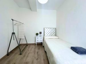 萨拉戈萨Dos Torres Frodo - Estacionamiento Privado Gratuito的白色卧室配有两张床和一盏灯