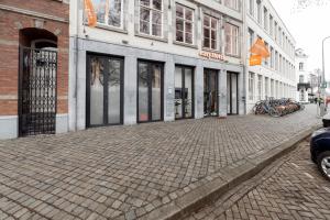 马斯特里赫特easyHotel Maastricht City Centre的建筑前的鹅卵石街道