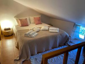 塞勒玛Casa Cavala by Sevencollection的一间卧室配有一张床,上面有两条毛巾